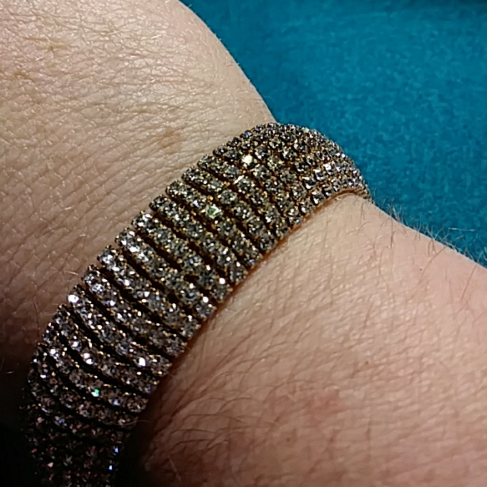 SOLD Bling bracelet new never worn 7 in long